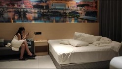 泡良大神三哥出差酒店 约炮个刚下海的乡下小土妹做爱很生疏教她打飞机口活死活不愿意 截图1