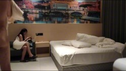 泡良大神三哥出差酒店 约炮个刚下海的乡下小土妹做爱很生疏教她打飞机口活死活不愿意 截图2