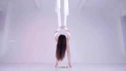 极品女神上流御姐女人味十足阿伦(维拉语梦)日月俱乐部顶级空中裸体瑜伽笑容超甜 截图3