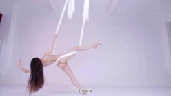 极品女神上流御姐女人味十足阿伦(维拉语梦)日月俱乐部顶级空中裸体瑜伽笑容超甜 截图7