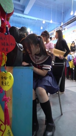 《极限CD大师精选》步行街、超市、商场贴身偸拍数位小姐姐神秘裙底太猛了直接真空上街身体一动两片大阴唇直颤 截图14