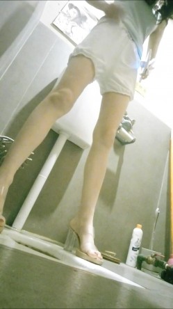 女厕单售系列108元夜总会女厕前景偷拍玩手机的高跟白虎小姐姐 截图13