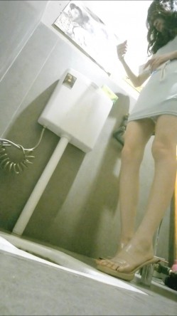 女厕单售系列108元夜总会女厕前景偷拍玩手机的高跟白虎小姐姐 截图15
