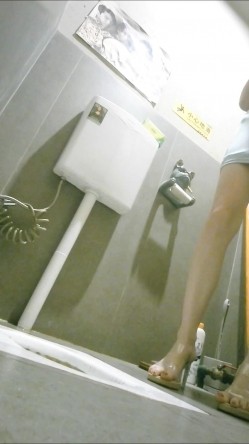 女厕单售系列108元夜总会女厕前景偷拍玩手机的高跟白虎小姐姐 截图16