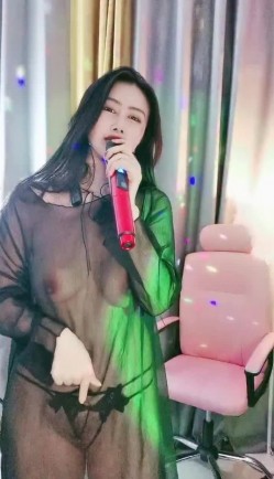 极品大美女主播 ️骚气激情热舞~性感透明蕾丝~清晰看见大白奶子，时不时撩起衣服露出奶子 ️极度诱惑！看得鸡儿硬邦邦！ 截图1