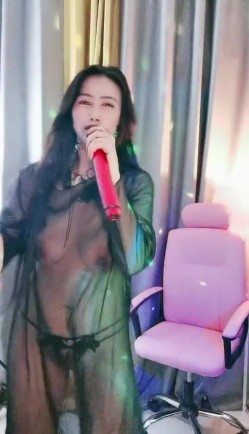 极品大美女主播 ️骚气激情热舞~性感透明蕾丝~清晰看见大白奶子，时不时撩起衣服露出奶子 ️极度诱惑！看得鸡儿硬邦邦！ 截图2