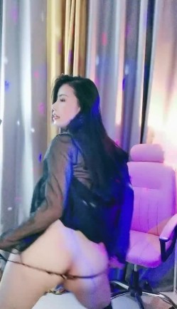 极品大美女主播 ️骚气激情热舞~性感透明蕾丝~清晰看见大白奶子，时不时撩起衣服露出奶子 ️极度诱惑！看得鸡儿硬邦邦！ 截图3