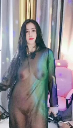 极品大美女主播 ️骚气激情热舞~性感透明蕾丝~清晰看见大白奶子，时不时撩起衣服露出奶子 ️极度诱惑！看得鸡儿硬邦邦！ 截图4