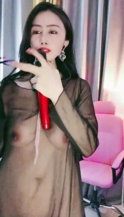 极品大美女主播 ️骚气激情热舞~性感透明蕾丝~清晰看见大白奶子，时不时撩起衣服露出奶子 ️极度诱惑！看得鸡儿硬邦邦！ 截图6