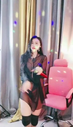 极品大美女主播 ️骚气激情热舞~性感透明蕾丝~清晰看见大白奶子，时不时撩起衣服露出奶子 ️极度诱惑！看得鸡儿硬邦邦！ 截图7