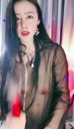极品大美女主播 ️骚气激情热舞~性感透明蕾丝~清晰看见大白奶子，时不时撩起衣服露出奶子 ️极度诱惑！看得鸡儿硬邦邦！ 截图8