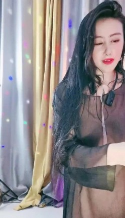 极品大美女主播 ️骚气激情热舞~性感透明蕾丝~清晰看见大白奶子，时不时撩起衣服露出奶子 ️极度诱惑！看得鸡儿硬邦邦！ 截图9