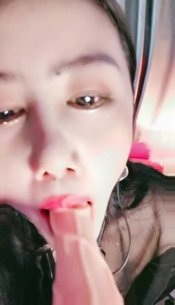 极品大美女主播 ️骚气激情热舞~性感透明蕾丝~清晰看见大白奶子，时不时撩起衣服露出奶子 ️极度诱惑！看得鸡儿硬邦邦！ 截图10
