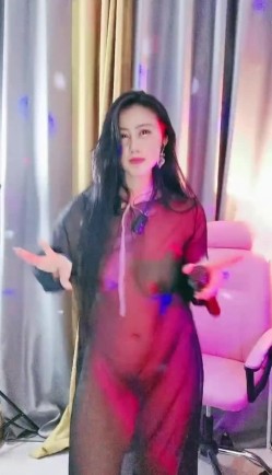 极品大美女主播 ️骚气激情热舞~性感透明蕾丝~清晰看见大白奶子，时不时撩起衣服露出奶子 ️极度诱惑！看得鸡儿硬邦邦！ 截图11