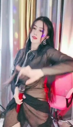 极品大美女主播 ️骚气激情热舞~性感透明蕾丝~清晰看见大白奶子，时不时撩起衣服露出奶子 ️极度诱惑！看得鸡儿硬邦邦！ 截图12