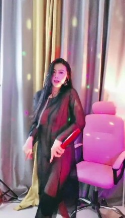 极品大美女主播 ️骚气激情热舞~性感透明蕾丝~清晰看见大白奶子，时不时撩起衣服露出奶子 ️极度诱惑！看得鸡儿硬邦邦！ 截图13