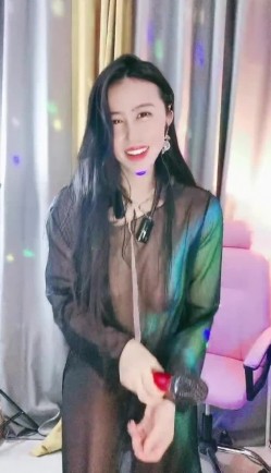 极品大美女主播 ️骚气激情热舞~性感透明蕾丝~清晰看见大白奶子，时不时撩起衣服露出奶子 ️极度诱惑！看得鸡儿硬邦邦！ 截图15