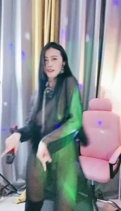 极品大美女主播 ️骚气激情热舞~性感透明蕾丝~清晰看见大白奶子，时不时撩起衣服露出奶子 ️极度诱惑！看得鸡儿硬邦邦！ 截图16