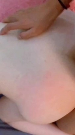 【清纯女神】皮肤犹如婴儿般粉，大蜜桃臀被拍红了，肏得两只大白兔上下晃动，真刺激哇！ 截图9