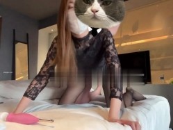 终极反差，穷人女神富人母狗，属性拉满，大神豪宅圈养极品性奴母狗日常调教，舔脚喝尿啪啪各种花样SM羞辱 截图2