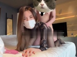终极反差，穷人女神富人母狗，属性拉满，大神豪宅圈养极品性奴母狗日常调教，舔脚喝尿啪啪各种花样SM羞辱 截图3