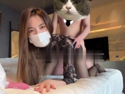 终极反差，穷人女神富人母狗，属性拉满，大神豪宅圈养极品性奴母狗日常调教，舔脚喝尿啪啪各种花样SM羞辱 截图4