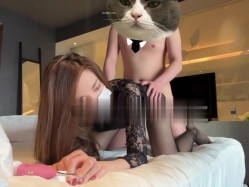 终极反差，穷人女神富人母狗，属性拉满，大神豪宅圈养极品性奴母狗日常调教，舔脚喝尿啪啪各种花样SM羞辱 截图13