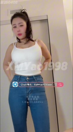 推特性爱大师95后绿帽情侣美腿女王「汐梦瑶」，老公为了升职，将穿着开档牛仔裤的老婆出卖给老板，成为清理别人包皮垢的机器 截图4