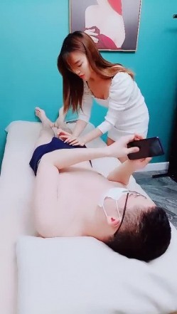 【权少很骚呢】，风月老手挺会撩，小姐姐笑个不停，被脱光狂亲美乳，女上位捏着奶头射出真是爽 截图1