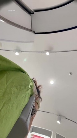商城跟随偷窥漂亮少妇 白裙大姐透明小内内能看到黑森林 细长腿屁屁很性感 截图13