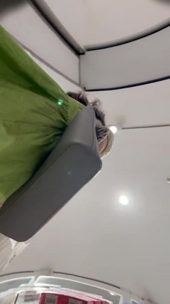 商城跟随偷窥漂亮少妇 白裙大姐透明小内内能看到黑森林 细长腿屁屁很性感 截图14