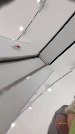 商城跟随偷窥漂亮少妇 白裙大姐透明小内内能看到黑森林 细长腿屁屁很性感 截图15