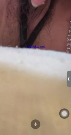 劲爆！B站花椒 张公子 双视角直播 极品空姐 上面正常直播 下面露B自慰，大哥的待遇就是不一样 截图1