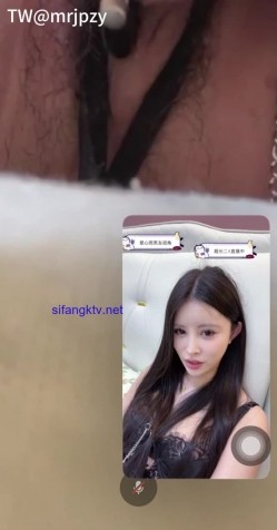 劲爆！B站花椒 张公子 双视角直播 极品空姐 上面正常直播 下面露B自慰，大哥的待遇就是不一样 截图2