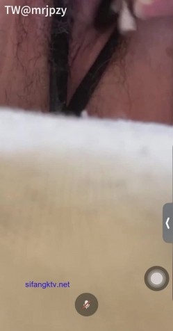 劲爆！B站花椒 张公子 双视角直播 极品空姐 上面正常直播 下面露B自慰，大哥的待遇就是不一样 截图3