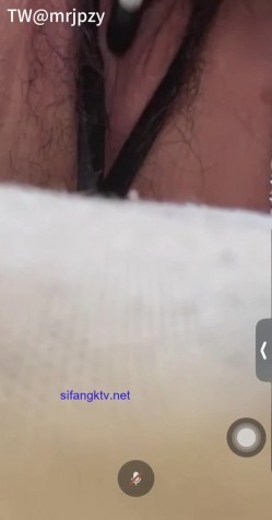 劲爆！B站花椒 张公子 双视角直播 极品空姐 上面正常直播 下面露B自慰，大哥的待遇就是不一样 截图4