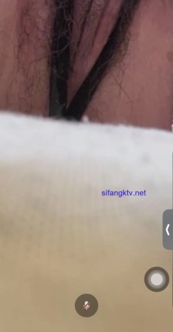 劲爆！B站花椒 张公子 双视角直播 极品空姐 上面正常直播 下面露B自慰，大哥的待遇就是不一样 截图7