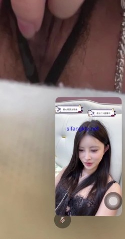 劲爆！B站花椒 张公子 双视角直播 极品空姐 上面正常直播 下面露B自慰，大哥的待遇就是不一样 截图9