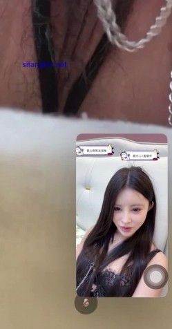 劲爆！B站花椒 张公子 双视角直播 极品空姐 上面正常直播 下面露B自慰，大哥的待遇就是不一样 截图10