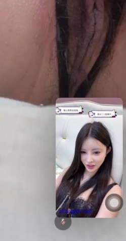 劲爆！B站花椒 张公子 双视角直播 极品空姐 上面正常直播 下面露B自慰，大哥的待遇就是不一样 截图11