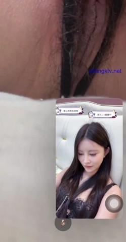 劲爆！B站花椒 张公子 双视角直播 极品空姐 上面正常直播 下面露B自慰，大哥的待遇就是不一样 截图12