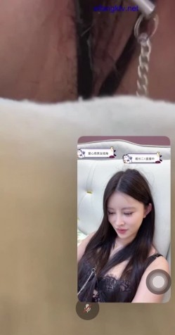 劲爆！B站花椒 张公子 双视角直播 极品空姐 上面正常直播 下面露B自慰，大哥的待遇就是不一样 截图13