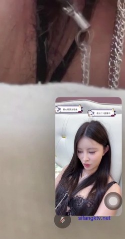 劲爆！B站花椒 张公子 双视角直播 极品空姐 上面正常直播 下面露B自慰，大哥的待遇就是不一样 截图14