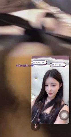 劲爆！B站花椒 张公子 双视角直播 极品空姐 上面正常直播 下面露B自慰，大哥的待遇就是不一样 截图16