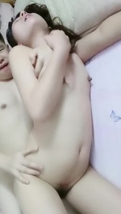 干邻居老婆偷情良家少妇的感觉真刺激，全程露脸口交大鸡巴舌吻，无套抽插各种体位蹂躏骚少妇，浪荡呻吟不止 截图8