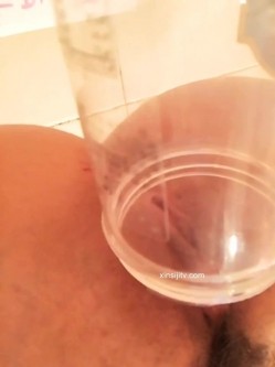 网红重口味女神艾儿原味制作月经期2袋红枣豆浆560毫升灌肠在喷射带出来好多粑粑一瓶口水经血尿液粑 截图4
