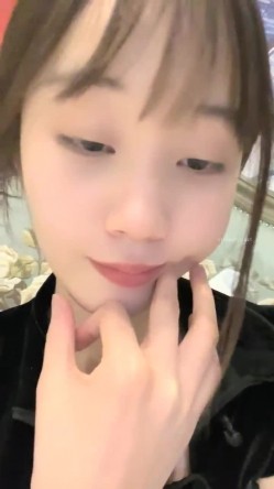 大哥们，【女大学生羊羊】下海， 很少有时间来直播的，值得一观，一秒钟带你梦回学生时代 截图2