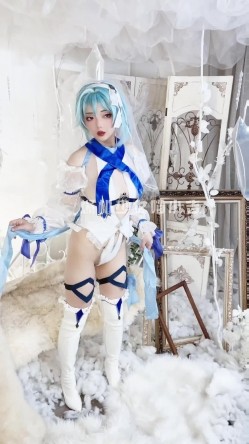 【超美高端 ️罕见露脸露点】极品Cos爆机少女【喵小吉】年终新作《双子:最强冰雪组合》原神花嫁 甘雨优菈 超清4K原档 截图2