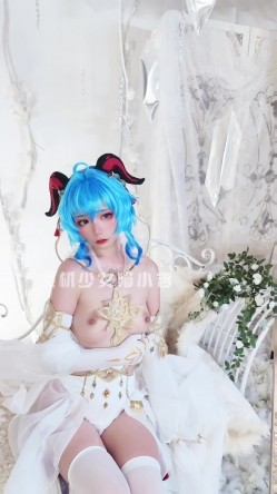【超美高端 ️罕见露脸露点】极品Cos爆机少女【喵小吉】年终新作《双子:最强冰雪组合》原神花嫁 甘雨优菈 超清4K原档 截图6