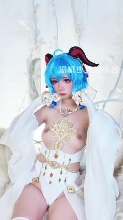 【超美高端 ️罕见露脸露点】极品Cos爆机少女【喵小吉】年终新作《双子:最强冰雪组合》原神花嫁 甘雨优菈 超清4K原档 截图7